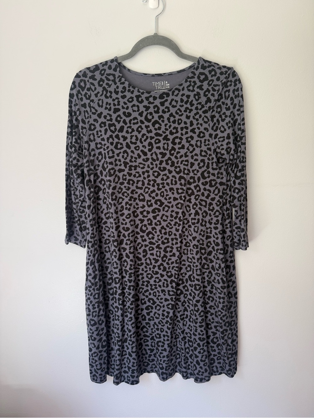 Time and Tru Wome’s Leopard Print 3/4 Sleeve Knee-Length Dress